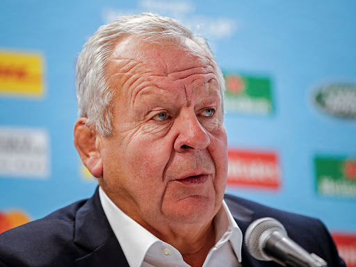 Bill Beaumont volvió a meter mano en World Rugby