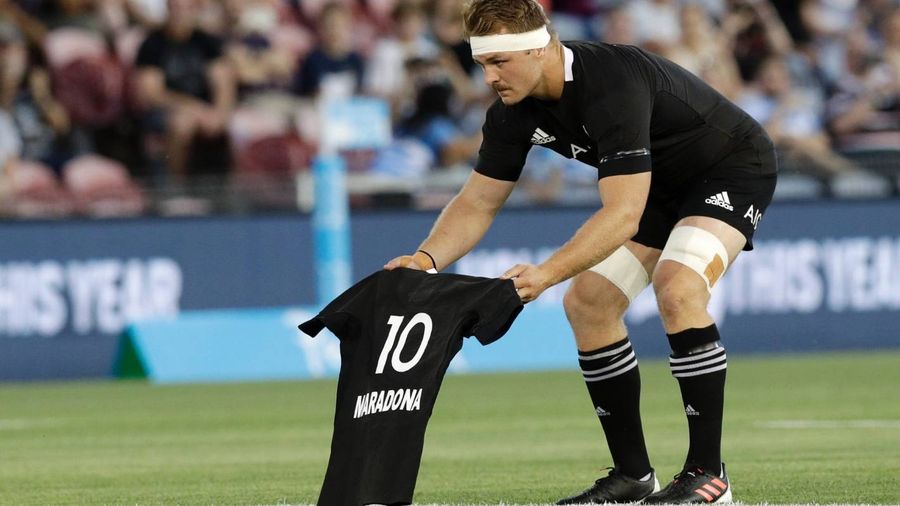 Sentido homenaje de los All Blacks a Maradona
