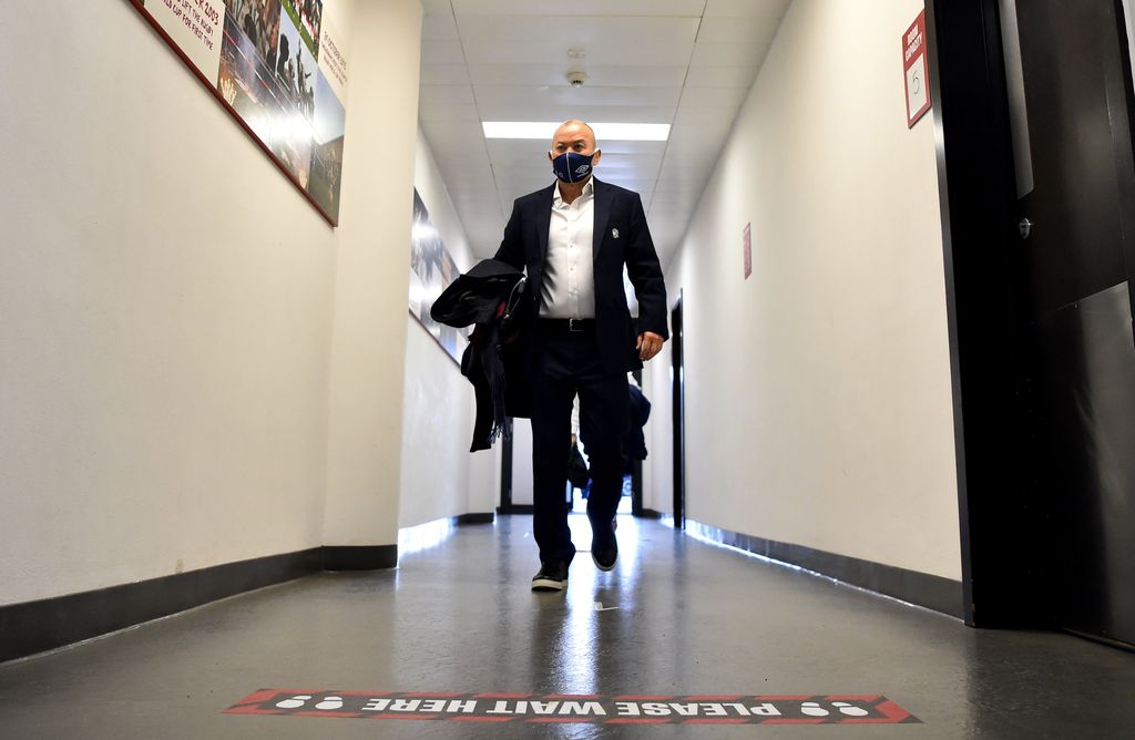 Eddie Jones toma ciertas precauciones