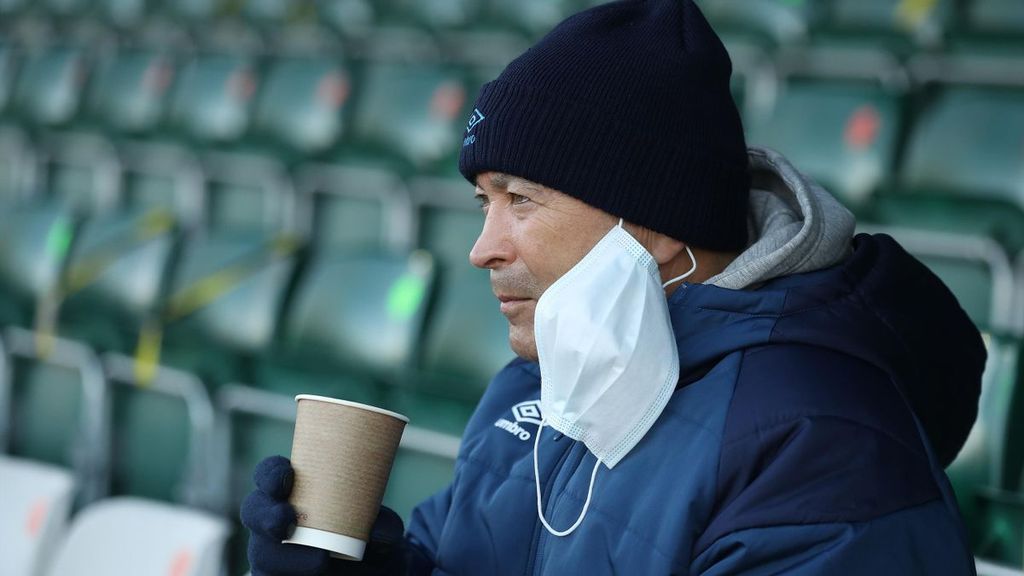 Eddie Jones se encuentra aislado por caso de covid-19 en su staff