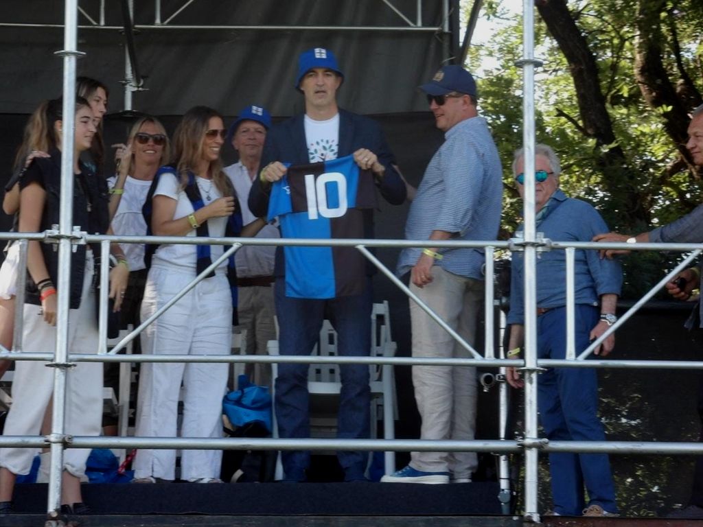 El homenaje del plantel de CUBA a Esteban Bullrich en el festejo por el campeonato de rugby de la URBA