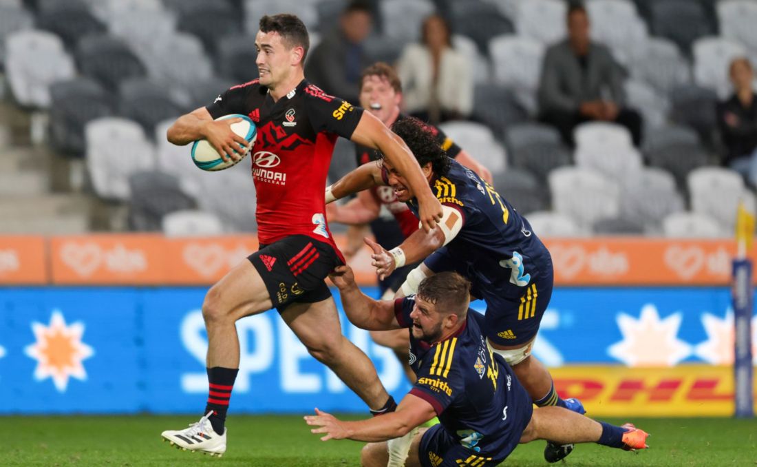 Super Rugby Pacific: Crusaders te gana hasta jugando de manera irregular