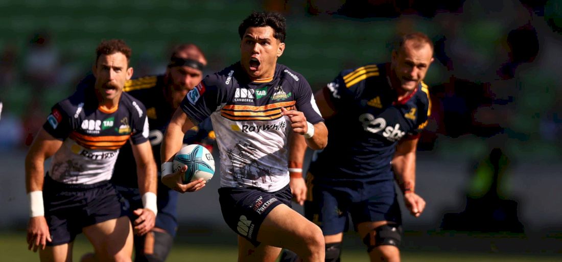 Super Rugby Pacific: Noah Lolesio mira a todos desde arriba