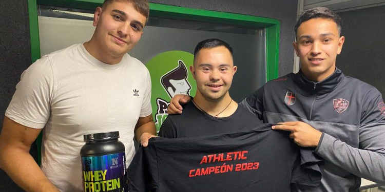 Los jugadores de Córdoba Athletic campeón, pasaron por “Apuntes de Rugby”