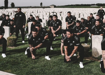 Los All Blacks rinden un conmovedor tributo con un Haka en Francia