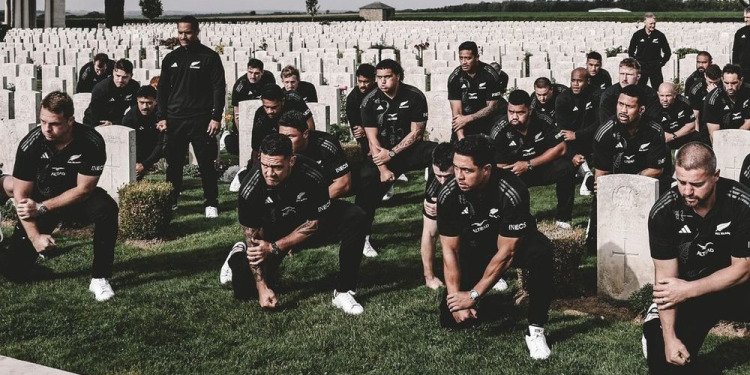 Los All Blacks rinden un conmovedor tributo con un Haka en Francia