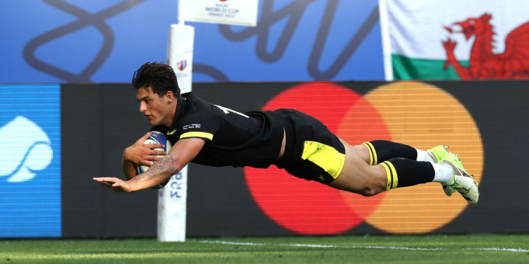 Louis Rees-Zammit: “Ronaldo es mi jugador favorito. Llevo sus calzoncillos y me visto como él”