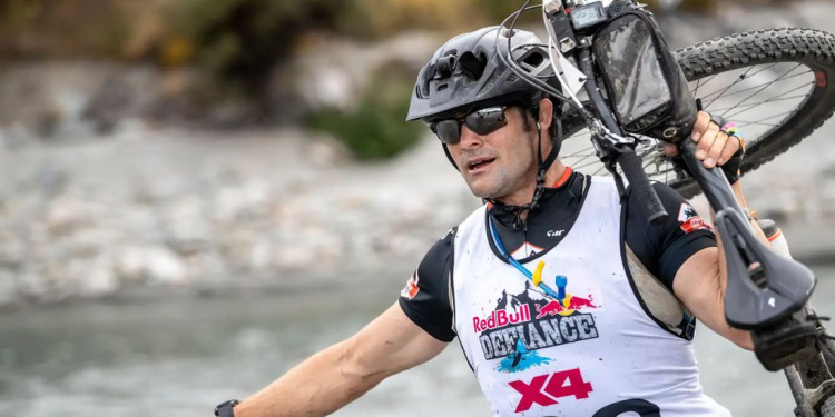 Richie McCaw se lesionó en una carrera de bici