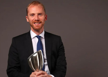 Wayne Barnes, se retira del arbitraje