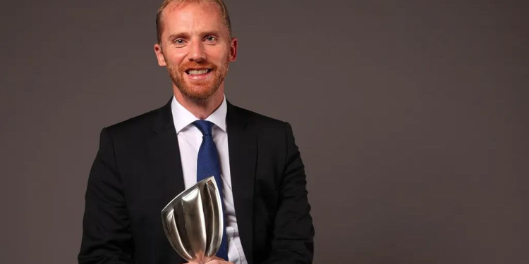 Wayne Barnes, se retira del arbitraje