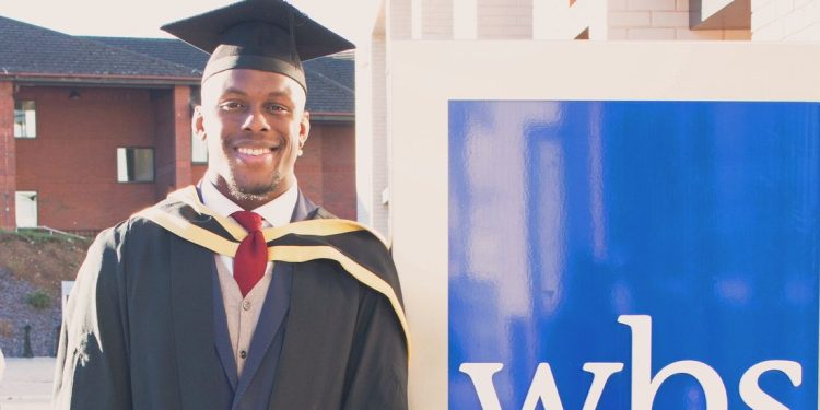 Maro Itoje se gradúa con un Máster en la Universidad de Warwick