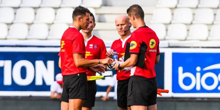 “Nos hace sentir incómodos”, despotrica un árbitro francés contra demasiados cambios de reglas