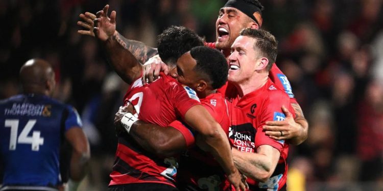 Súper Rugby Pacific: ¡Crusaders se mantiene con vida!