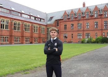 Un adolescente galés desconocido fue contratado por Toulouse tras el consejo de Beauden Barrett