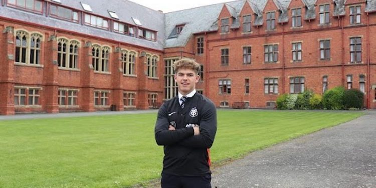 Un adolescente galés desconocido fue contratado por Toulouse tras el consejo de Beauden Barrett