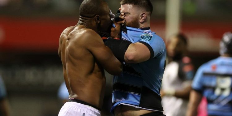 Makazole Mapimpi recibió una dura sanción