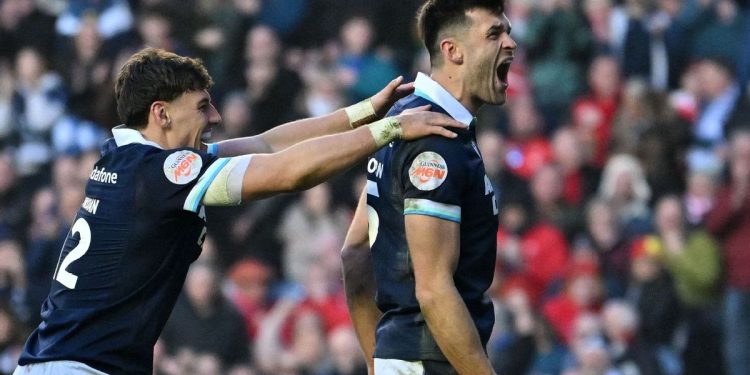 Escocia responde a Francia con una división 6/2 en los suplentes