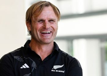 Scott Robertson respalda la política de elegibilidad de NZR