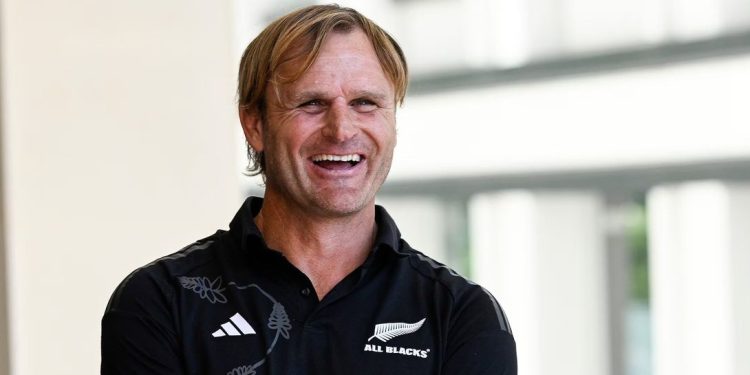 Scott Robertson respalda la política de elegibilidad de NZR