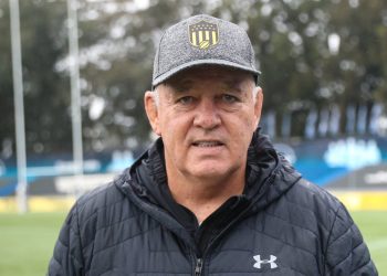 ¿Cómo terminó Warren Gatland en Peñarol?