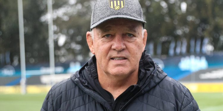 ¿Cómo terminó Warren Gatland en Peñarol?